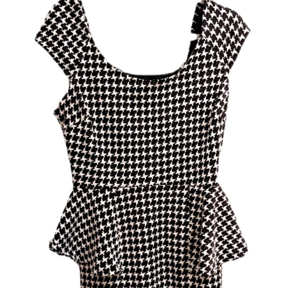 Houndstooth peplum dress with open back, knee length - Size M